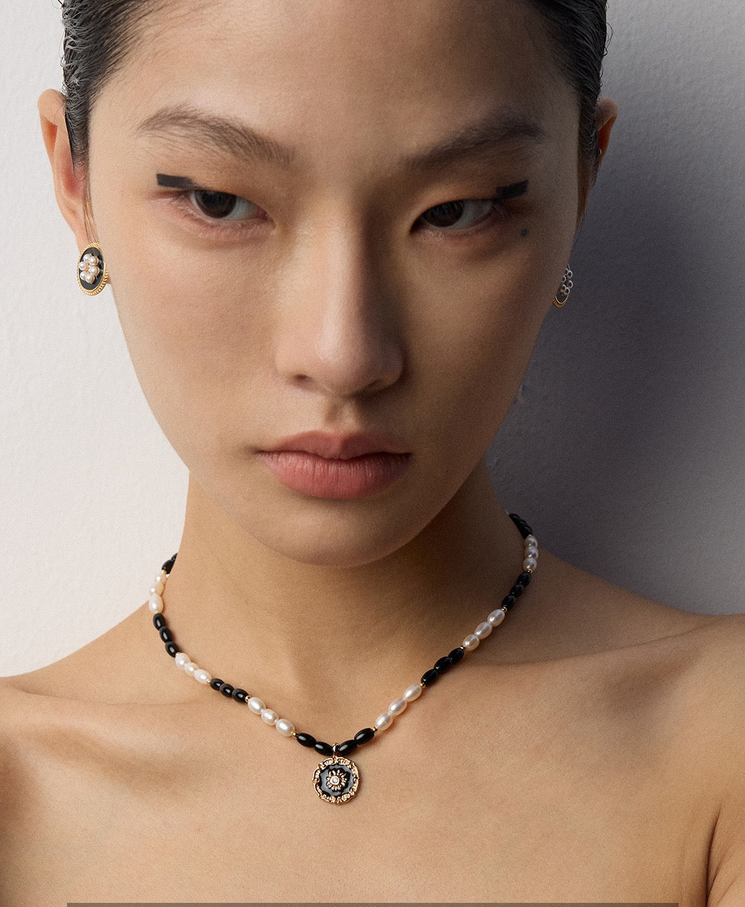 Sterling Silver Necklace with Pearl, Onyx, Enamel & Zircon – Vintage Gold